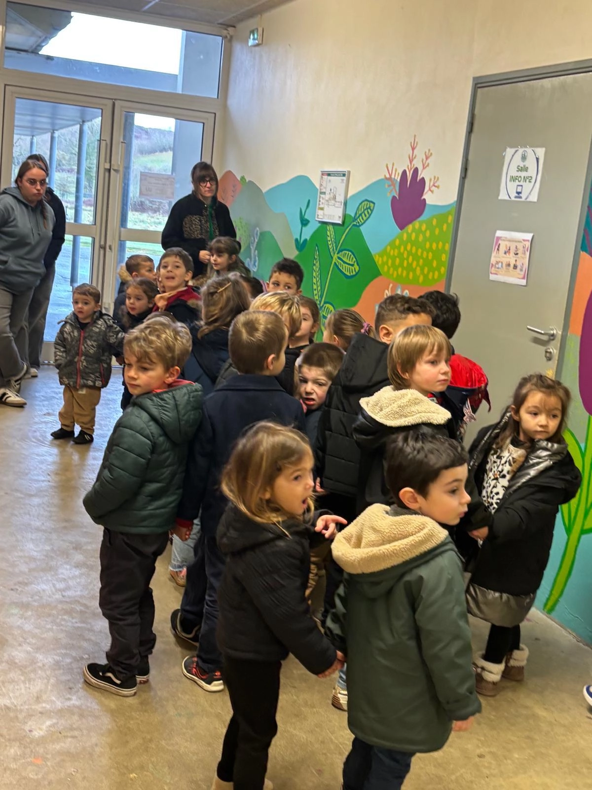 Les écoliers viennent découvrir le beau couloir_01