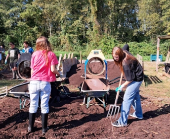 Les 3èmes Prépa-métiers à la découverte du sol vivant 04