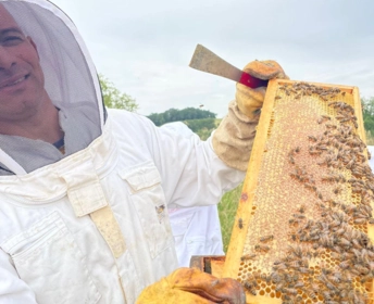 Récolte miel par les 3èmes Prépa-métiers 05