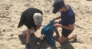 Ramassage des déchets sur la plage 02