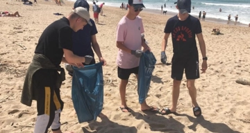 Ramassage des déchets sur la plage 01