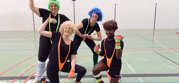 Un groupe de danseurs en tenues surprenantes