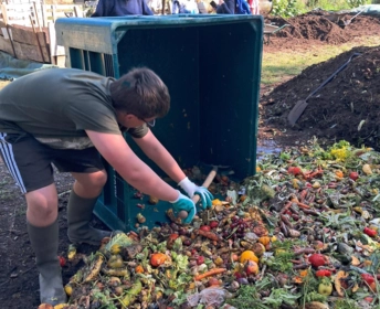 Les 3èmes Prépa-métiers à la découverte du sol vivant 09