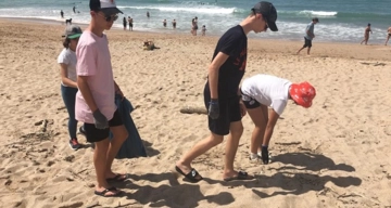 Ramassage des déchets sur la plage 03
