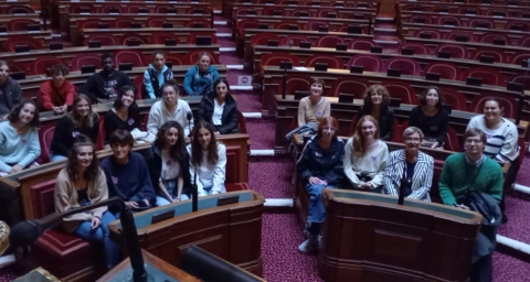 Les terminales techno et pro dans l'hémicycle du sénat.